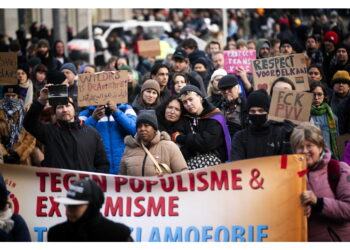 Slogan contro politiche di ultradestra