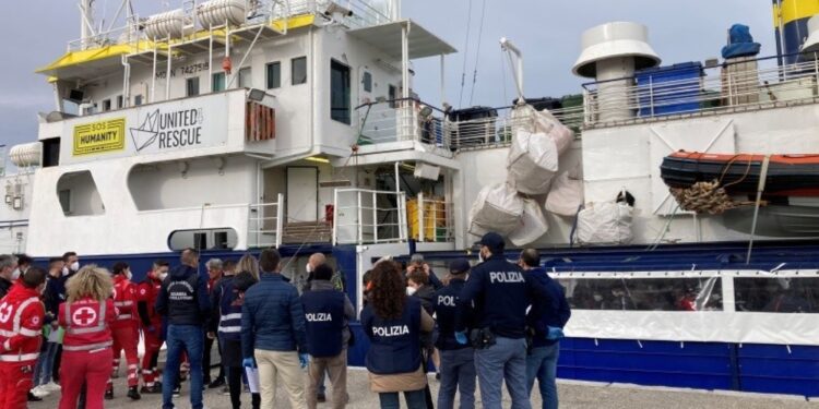 Bloccato dalla Polizia dopo l'arrivo a bordo della Humanity 1