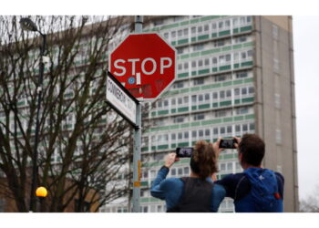 Cartello stop con droni rubato poche ore dopo la realizzazione