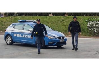 La donna ha chiesto aiuto da un balcone