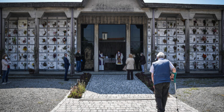 Sì anche a sepolture comuni come per ossari