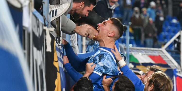 Alessandro Gabrielloni festeggia con i tifosi azzurri la rete del definitivo 2-1 (foto Roberto Colombo)