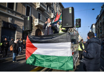 Molti striscioni con la scritta 'Fermate il genocidio a Gaza'