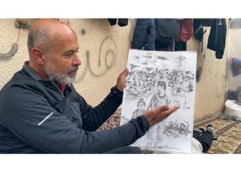 Un pittore disegna ed espone tra le tende la fuga da Gaza nord