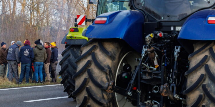 Macron convoca un consiglio dei ministri ristretto per le 15:15