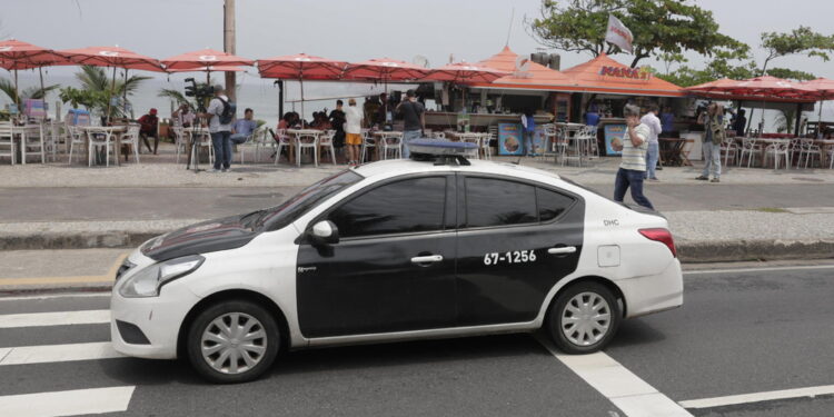 Frane e allagamenti nella zona nord della metropoli carioca