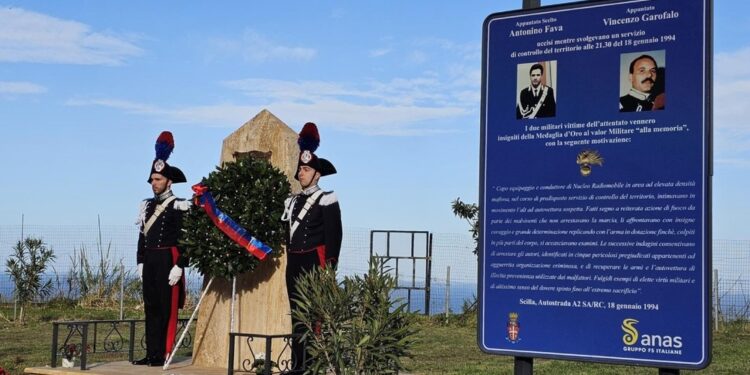 A 30 anni da duplice omicidio corona a stele sull'autostrada