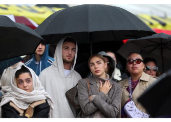 Da ieri sera manifestano decine di persone