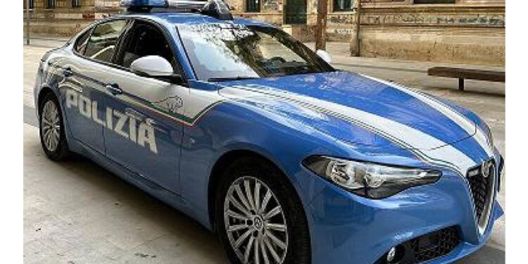 Agenti hanno parlato con lei e poi l'hanno afferrata