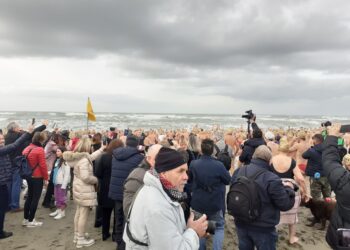 Si getta nel Tirreno con figlie e parenti insieme a 600 persone