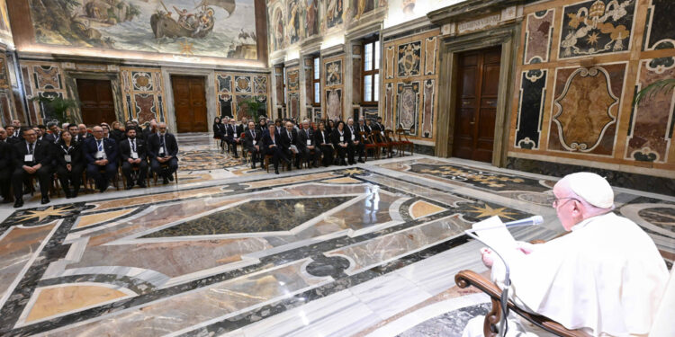 Alla terza udienza della mattina non legge il discorso