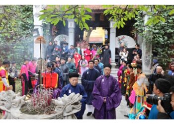 Tradizionale corteo per le vie di Hanoi