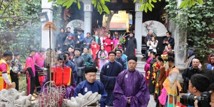 Tradizionale corteo per le vie di Hanoi