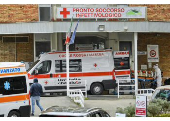 Carabinieri intervengono a Napoli al Cotugno