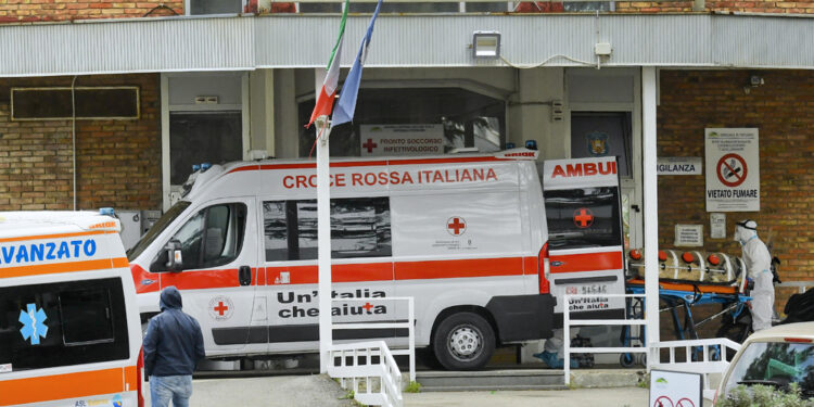 Carabinieri intervengono a Napoli al Cotugno