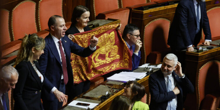 A mostrarla è Bizzotto (Lega) al momento del voto sull'Autonomia