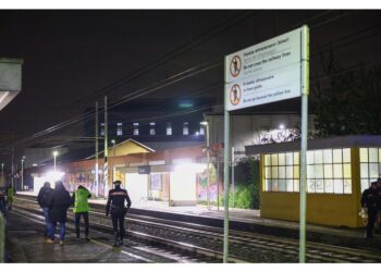 Aveva 51 anni e lavorava in un cantiere in stazione a Chiari