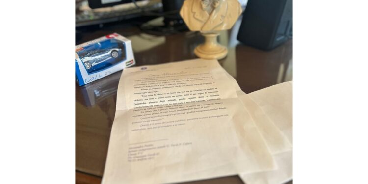 Lettera del ministro accompagnata da modellino auto polizia