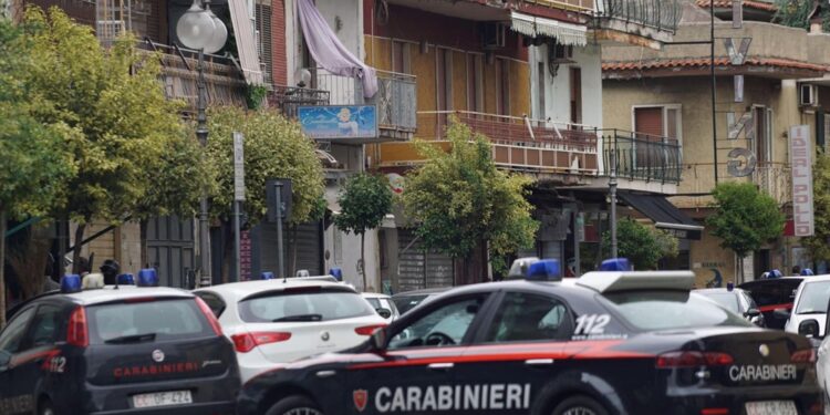 I figli gli impedivano di entrare in casa. 20 anni di violenze