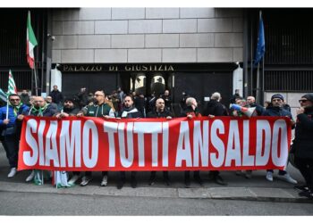 I 16 sono accusati di vari reati dopo blocco aeroporto