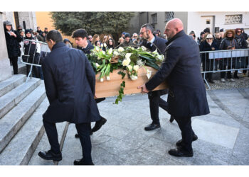 Striscione contro i giornalisti. Don Enzo