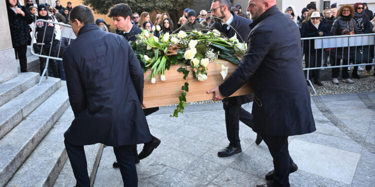 Striscione contro i giornalisti. Don Enzo