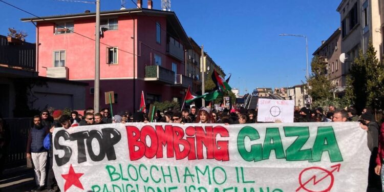 Manifestanti hanno deviato dal percorso