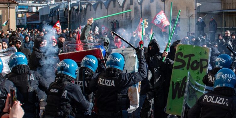 Manifestanti aveva forzato un cancello