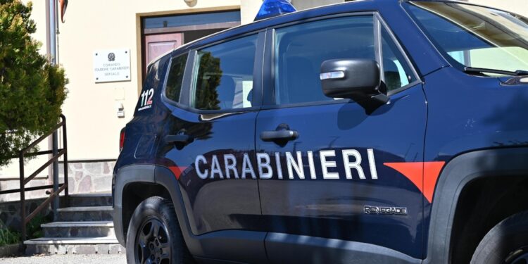 Marito violento ammanettato dai carabinieri nel Napoletano