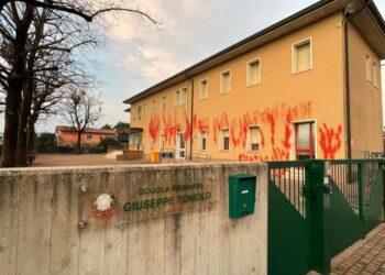 Scritte con vernice rossa sulla facciata dell'edificio