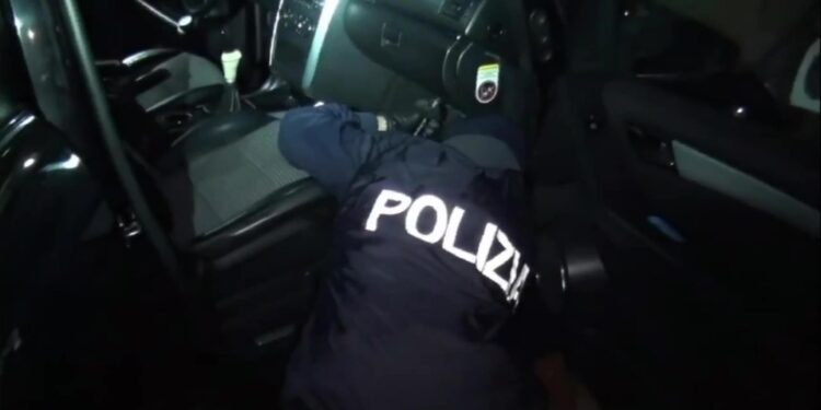 Polizia al lavoro per ricostruire la dinamica dell'omicidio