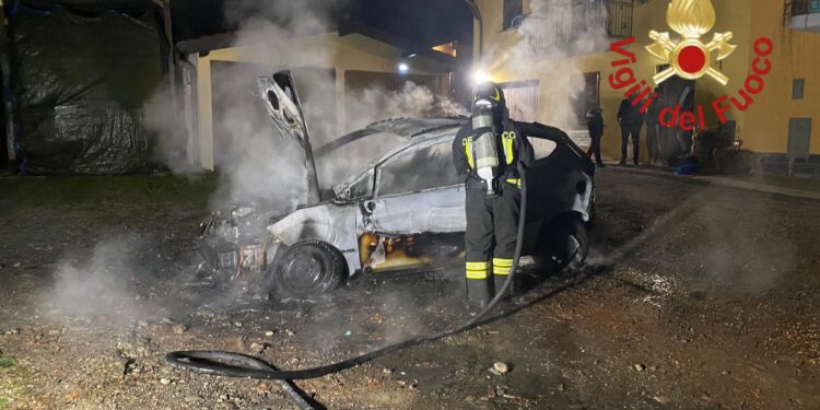 Incendio auto Fino Mornasco