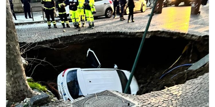 Una parcheggiata altra in transito