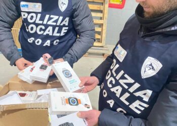 La polizia locale sequestra oltre 100mila pezzi