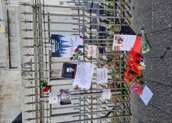 Messaggi lasciati sotto statua di Dante al centro della piazza