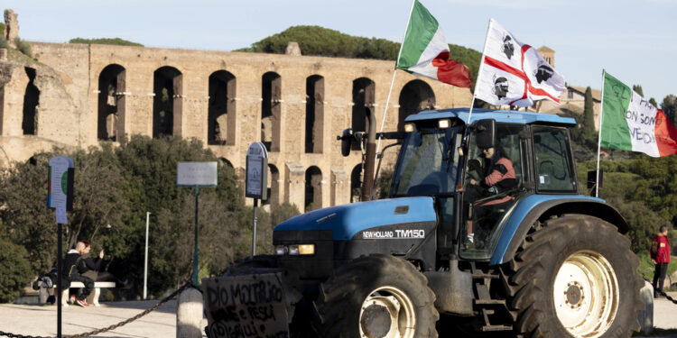 Corteo di cinque trattori da via Nomentana a Bocca della Verità