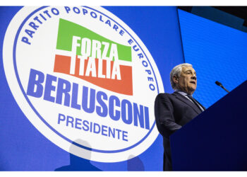 Apre un video di Berlusconi. Attesa per acclamazione di Tajani