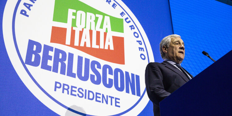 Apre un video di Berlusconi. Attesa per acclamazione di Tajani