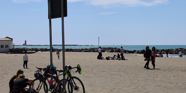 In tanti per passeggiate in spiaggia