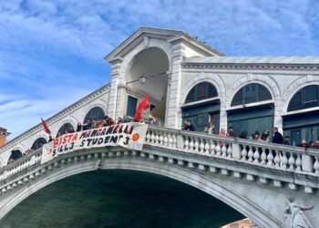 Le proteste sul ponte di Rialto contro le repressioni di Pisa