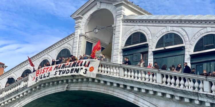 Le proteste sul ponte di Rialto contro le repressioni di Pisa