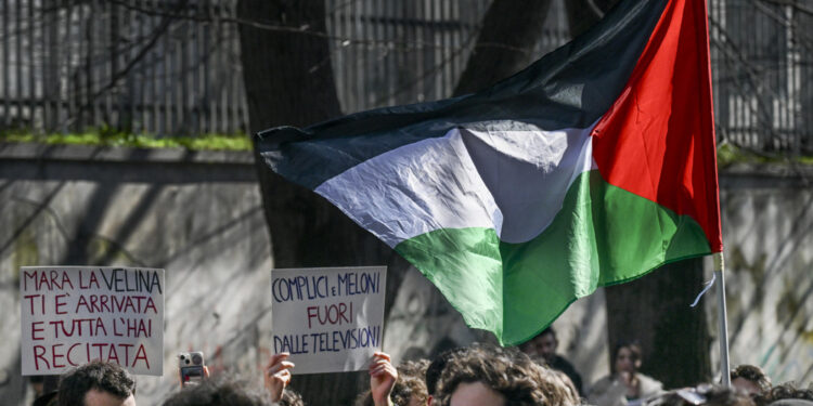 Giovani Palestinesi con studenti