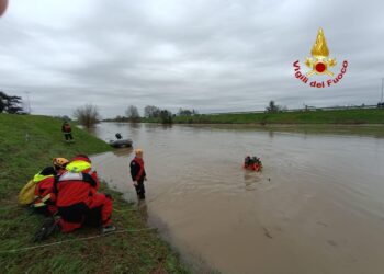 Il Bacchiglione in piena ostacola il recupero del furgone