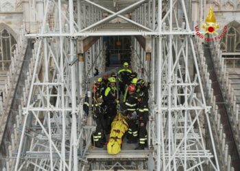 'Simulata la discesa di un ferito da 45 metri d'altezza'