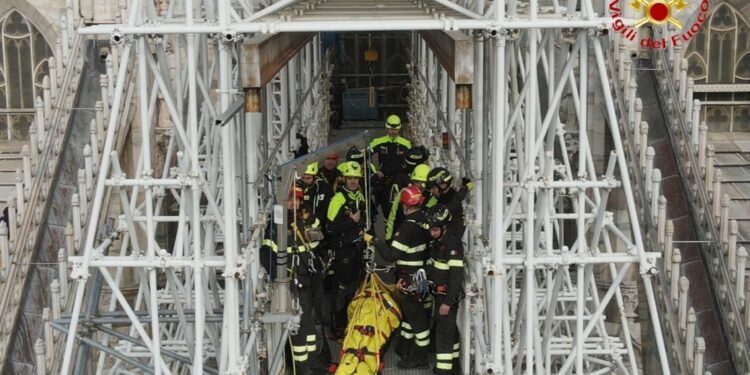 'Simulata la discesa di un ferito da 45 metri d'altezza'