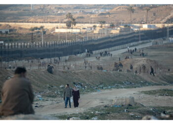 Palestinesi premono a confine spinti da bombardamenti israeliani