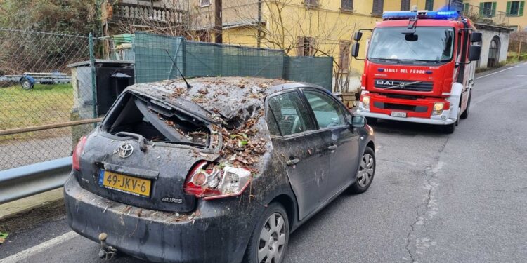 Strada provinciale chiusa a Cadegliano