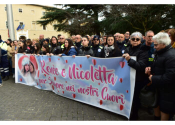 Chiesa e piazza gremite per l'addio