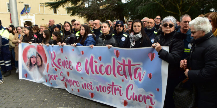 Chiesa e piazza gremite per l'addio