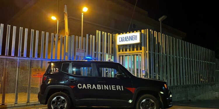 Vittima ha 16 anni. Carabinieri: attenti a campanelli d' allarme